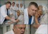 Kada su medicinske sestre odbile da operu neugodno mirisnu staricu Romkinju, glavni doktor je bez riječi zasukao rukave i to uradio sam. Pred odlazak, starica je jedva čujno prošaptala: „Sutra ne operiši bogataša. Prvo provjeri džep anesteziologa.“ A kada je pogledao unutra, kosa mu se digla na glavi… Kada su medicinske sestre odbile da operu neugodno mirisnu staricu Romkinju, glavni doktor je bez riječi zasukao rukave i to uradio sam. Pred odlazak, starica je jedva čujno prošaptala: „Sutra ne operiši bogataša. Prvo provjeri džep anesteziologa.“ A kada je pogledao unutra, kosa mu se digla na glavi… - featured image