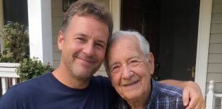 Više od desetljeća svake sam nedjelje dostavljao namirnice svom 84-godišnjem susjedu. Nakon njegove smrti, iznošeni kofer otkrio je šokantno iznenađenje. Više od desetljeća svake sam nedjelje dostavljao namirnice svom 84-godišnjem susjedu. Nakon njegove smrti, iznošeni kofer otkrio je šokantno iznenađenje. - featured image