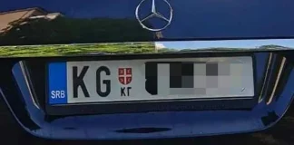 “Došli smo u Tuzlu iz Kragujevca, turistički. Čekamo slobodno mesto na parkingu. Prilazi nam čovek i pokazuje da otvorimo prozor…”