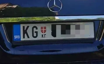“Došli smo u Tuzlu iz Kragujevca, turistički. Čekamo slobodno mesto na parkingu. Prilazi nam čovek i pokazuje da otvorimo prozor…”