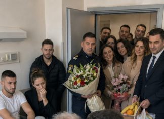 Starac kojeg su sinovi ostavili samog u bolnici već je potpisao “posljednje papire”, ali kad je liječnik otvorio vrata i doveo ljude s cvijećem, istina je slomila cijelu obitelj Starac kojeg su sinovi ostavili samog u bolnici već je potpisao “posljednje papire”, ali kad je liječnik otvorio vrata i doveo ljude s cvijećem, istina je slomila cijelu obitelj - featured image