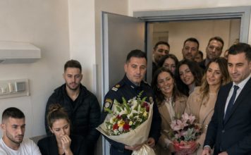 Starac kojeg su sinovi ostavili samog u bolnici već je potpisao “posljednje papire”, ali kad je liječnik otvorio vrata i doveo ljude s cvijećem, istina je slomila cijelu obitelj Starac kojeg su sinovi ostavili samog u bolnici već je potpisao “posljednje papire”, ali kad je liječnik otvorio vrata i doveo ljude s cvijećem, istina je slomila cijelu obitelj - featured image