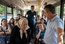 “Gospođo, silazite! S tim vrećama punim povrća nemate što tražiti u autobusu!” rekao je vozač 77-godišnjoj baki pred svim putnicima. Nekoliko minuta kasnije ustao je samo jedan čovjek i promijenio sve… “Gospođo, silazite! S tim vrećama punim povrća nemate što tražiti u autobusu!” rekao je vozač 77-godišnjoj baki pred svim putnicima. Nekoliko minuta kasnije ustao je samo jedan čovjek i promijenio sve… - featured image