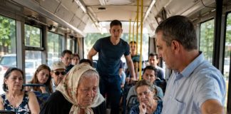 “Gospođo, silazite! S tim vrećama punim povrća nemate što tražiti u autobusu!” rekao je vozač 77-godišnjoj baki pred svim putnicima. Nekoliko minuta kasnije ustao je samo jedan čovjek i promijenio sve… “Gospođo, silazite! S tim vrećama punim povrća nemate što tražiti u autobusu!” rekao je vozač 77-godišnjoj baki pred svim putnicima. Nekoliko minuta kasnije ustao je samo jedan čovjek i promijenio sve… - featured image