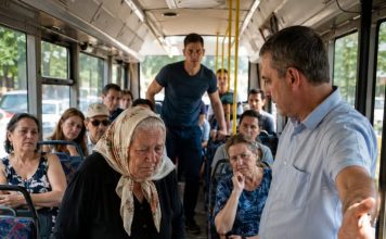 “Gospođo, silazite! S tim vrećama punim povrća nemate što tražiti u autobusu!” rekao je vozač 77-godišnjoj baki pred svim putnicima. Nekoliko minuta kasnije ustao je samo jedan čovjek i promijenio sve… “Gospođo, silazite! S tim vrećama punim povrća nemate što tražiti u autobusu!” rekao je vozač 77-godišnjoj baki pred svim putnicima. Nekoliko minuta kasnije ustao je samo jedan čovjek i promijenio sve… - featured image
